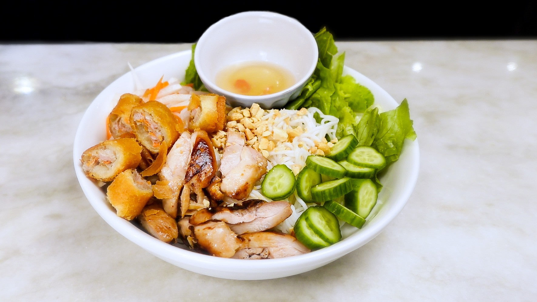 Bol de vermicelle avec poulet à la citronnelle