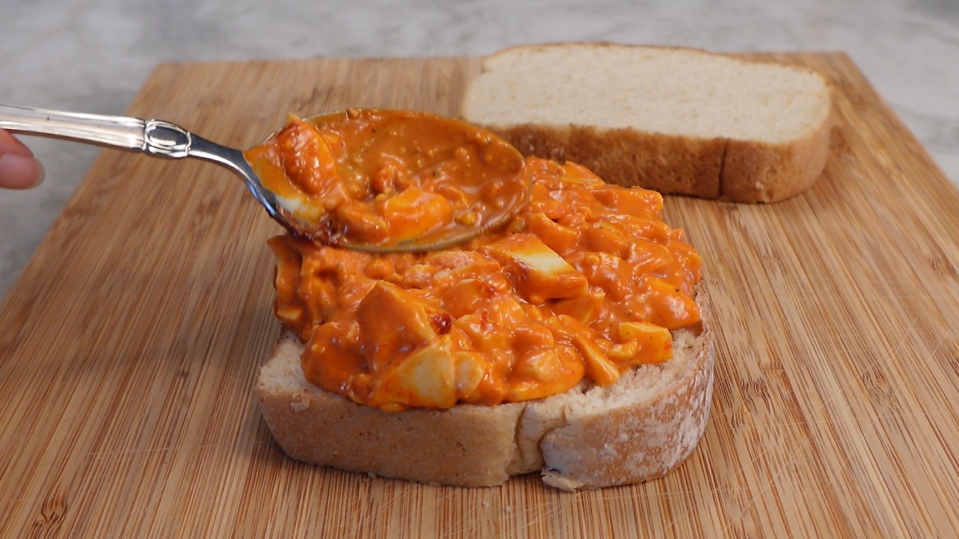 Sandiwch aux oeufs et au gochujang